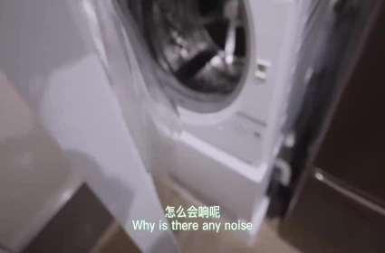 Karen Serizawa Bé người mẫu ngây thơ bất ngờ hì hục với bạn cũ ở quán cà phê